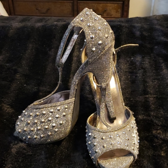 Heels - Picture 1 of 4